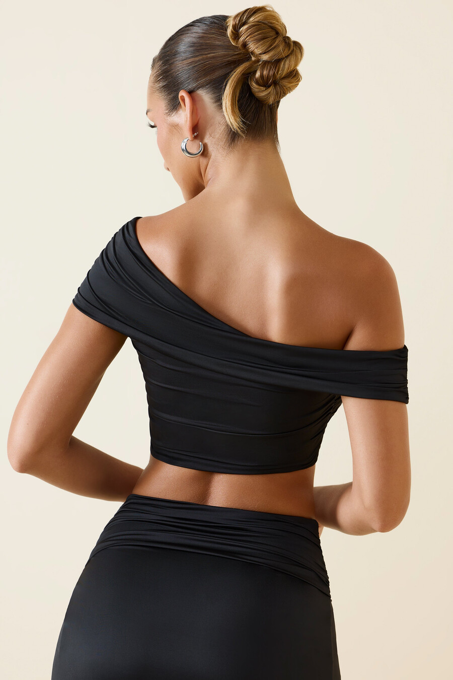 asymmetrische crop top met ruches en blote schouders in zwart