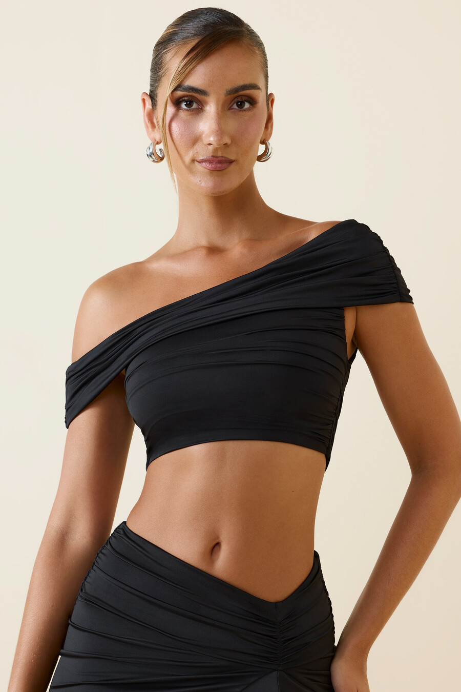 asymmetrische crop top met ruches en blote schouders in zwart