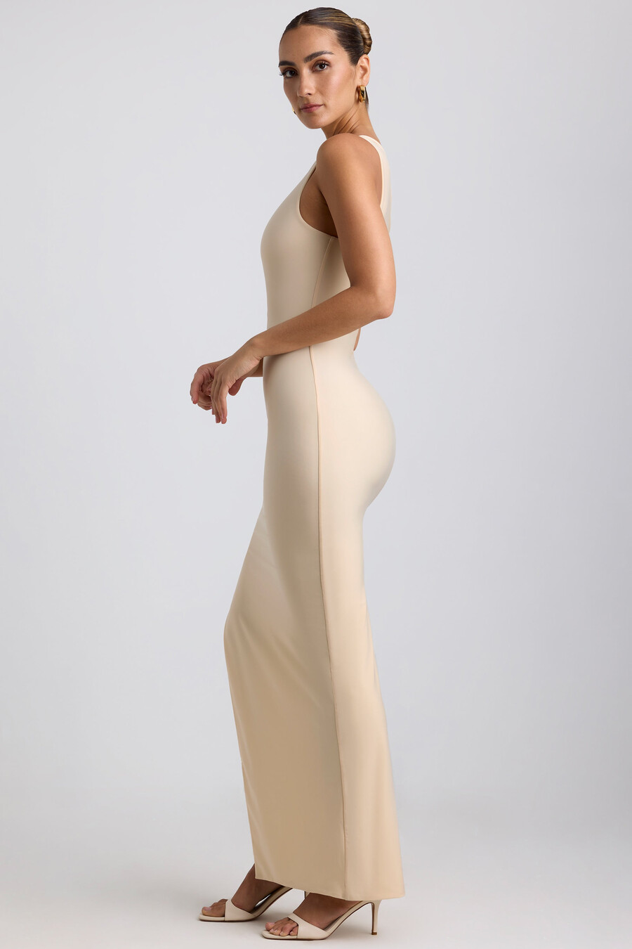 geplooide asymmetrische maxi-jurk met één schouder in botercrème