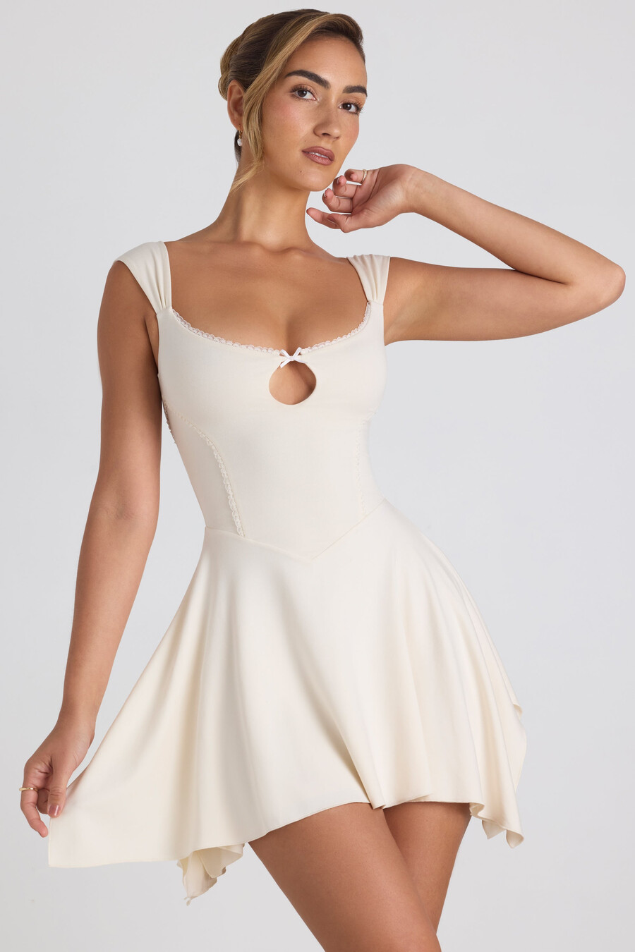 asymmetrische mini-jurk van modal met kanten afwerking in a-lijn ivoorkleurig.