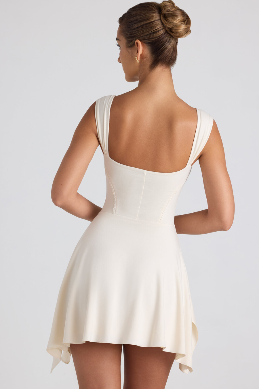 asymmetrische mini-jurk van modal met kanten afwerking in a-lijn ivoorkleurig.