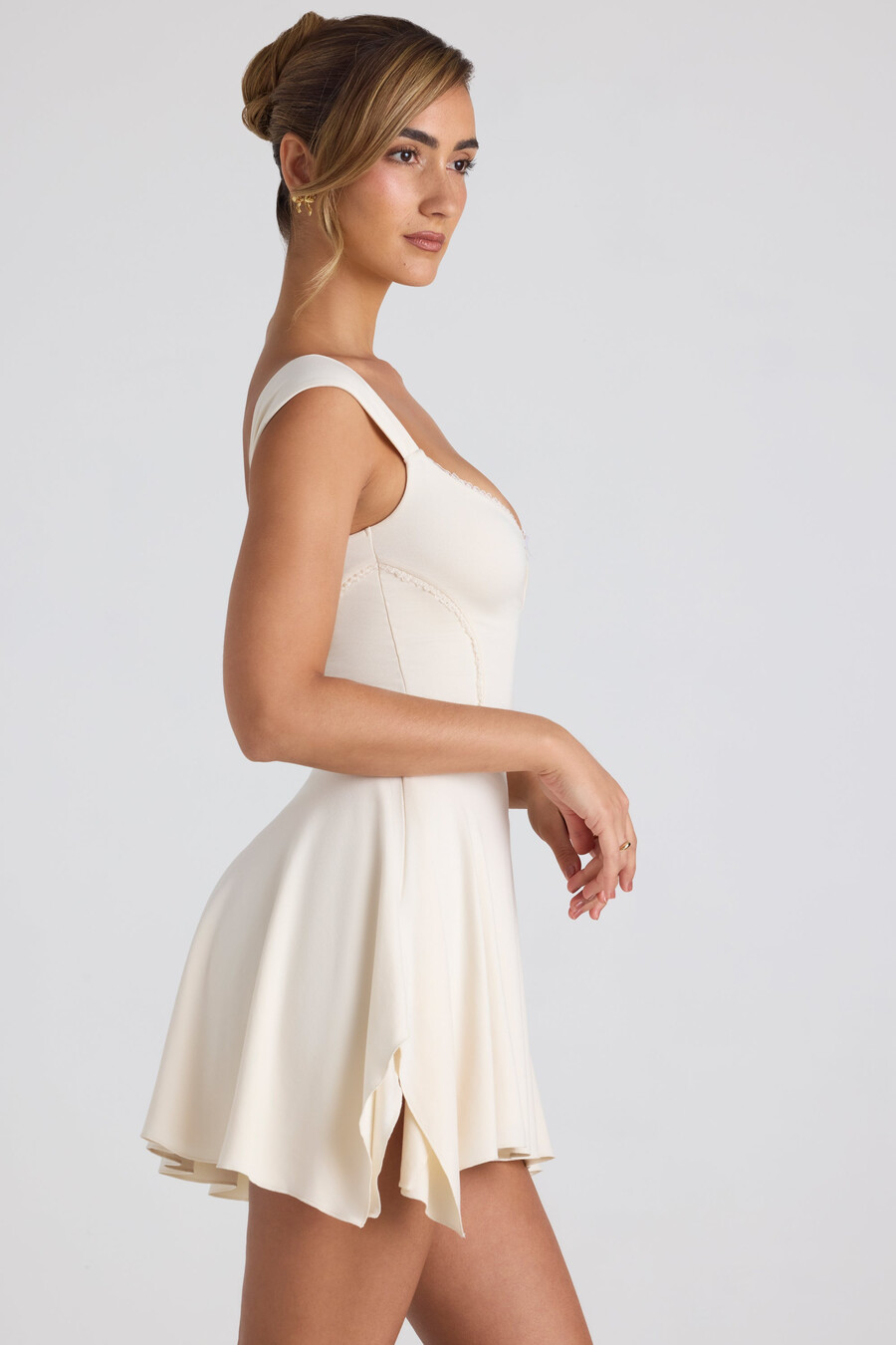 asymmetrische mini-jurk van modal met kanten afwerking in a-lijn ivoorkleurig.