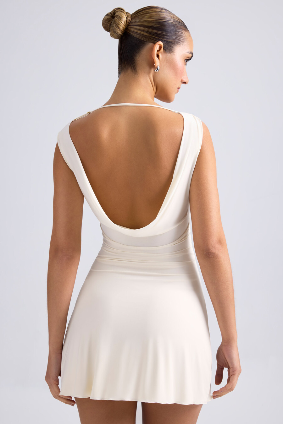 off-shoulder a-lijn minijurk met open rug in ivoor