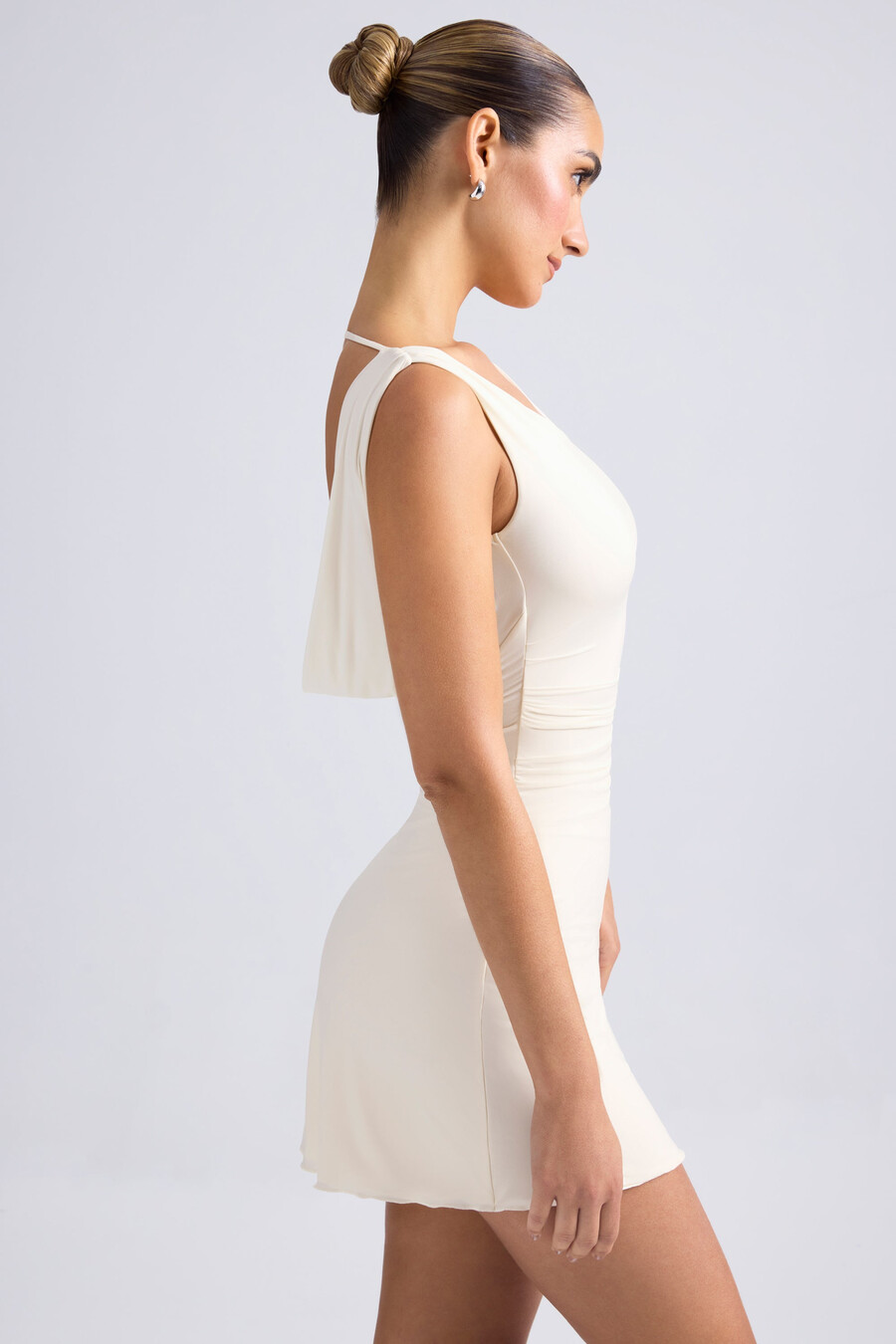 off-shoulder a-lijn minijurk met open rug in ivoor