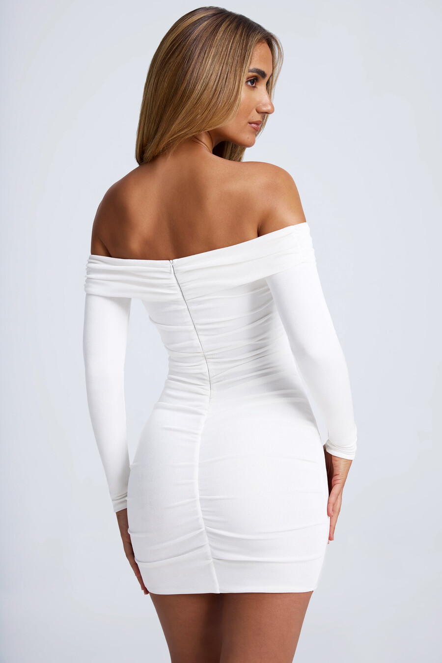 off-shoulder mini-jurk met details en uitsparingen in wit