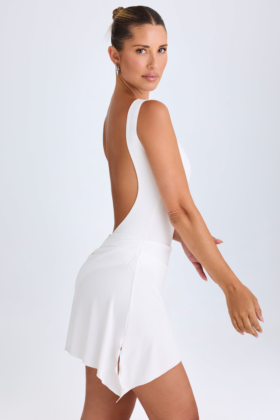 gedrapeerde mini-jurk met open rug in wit