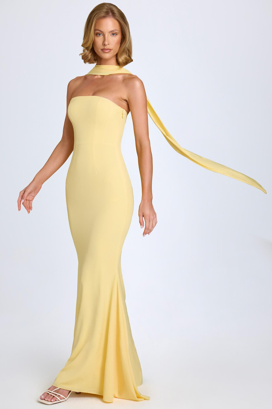 strapless jurk met sjaaldetails in pastelgeel